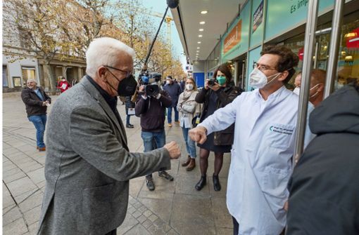 Ministerpräsident Winfried Kretschmann auf der Königstraße: „Wir müssen impfen, impfen, impfen.“ Foto: Lichtgut/Leif Piechowski