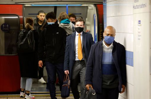 Lange galt in Großbritannien fast nirgends Maskenpflicht. Omikron hat das geändert. Foto: AFP/TOLGA AKMEN