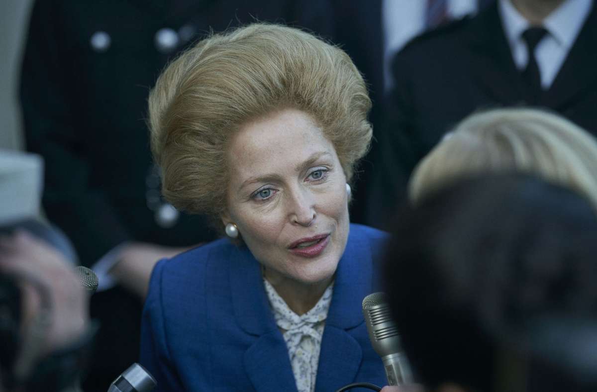 Gillian Anderson als Premierministerin Margaret Thatcher.