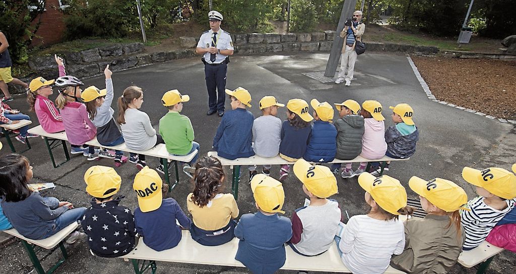 Beim Aktionstag informierten Polizei und ADAC die Schulanfänger über Verkehrssicherheit. Foto: Aurelius Maier