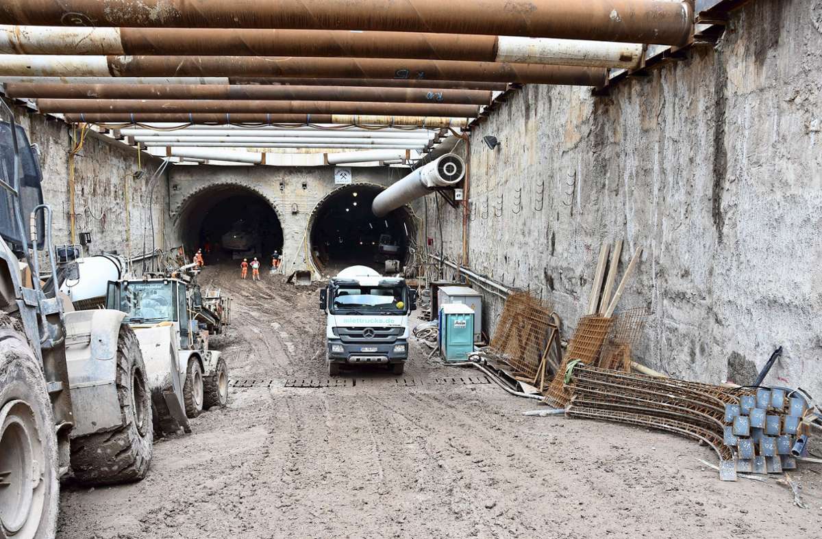 Von Obertürkheim aus werden zwei Röhren für den künftigen Stuttgart-21-Tunnel  in Richtung Bruckwiesenbrücke vorangetrieben. Foto: Mathias Kuhn