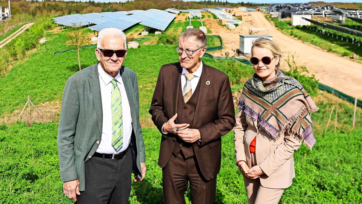 Ministerpräsident  Kretschmann, Landrat  Bernhard und Umweltministerin  Walker (v. l.) auf der  Dachsklinge