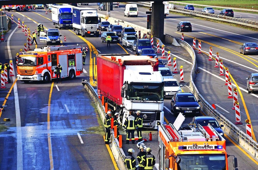 Wieder hat eine Lkw-Karambolage auf der A 8 den Autobahnverkehr für Stunden lahm gelegt: Stuttgart: Wann hat das Unfallchaos ein Ende?