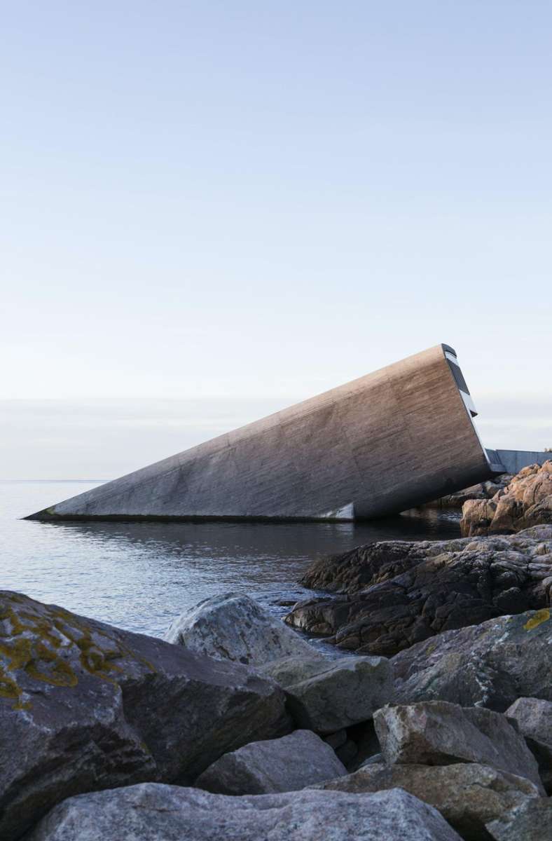 Das Under in Norwegen ist das  mit Abstand  größte Unterwasser-Restaurant. Es bietet  auf einer Fläche von rund 500 Quadratmetern  Platz für bis zu 100 Gäste.
