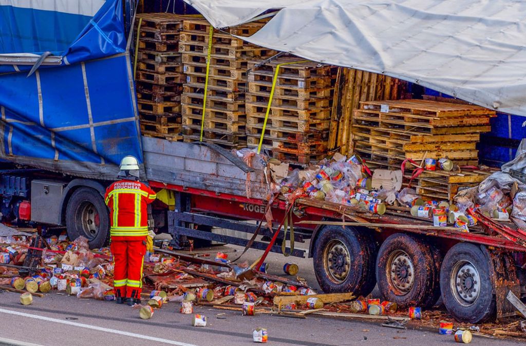 Unfall mit drei Lastwagen: Zwölf Tonnen Dosentomaten landen auf Autobahn