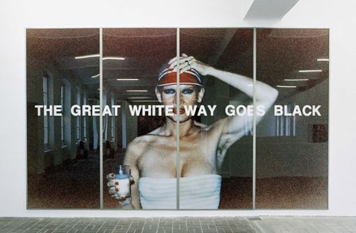 Katharina Sieverdings riesige Fotoarbeit „The great white Way goes black“ (1977) Foto: VG Bild-Kunst, Bonn 2021/Katharina Sieverding