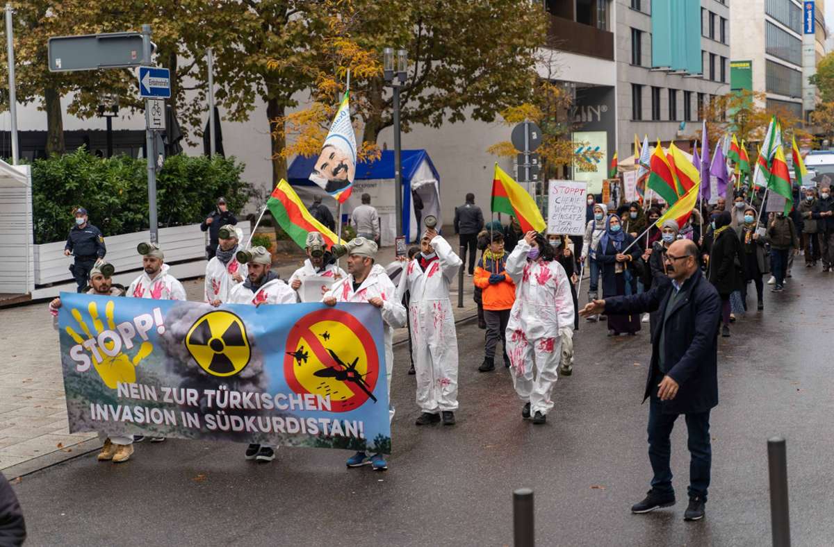 Protest  in Stuttgart: Kurden-Demo zieht  durch die Innenstadt