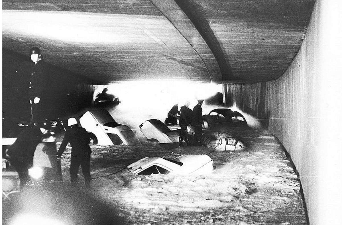 Rettungsversuche in einem Stuttgarter Tunnel im August 1972.