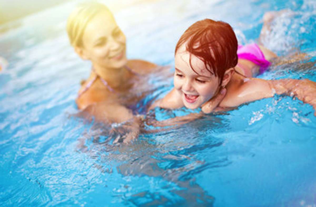 Erst wenn das Kind selbstständig und ohne Hilfen schwimmen kann, können sich die Eltern entspannen. Foto: Adobe Stock/Ndabcreativity