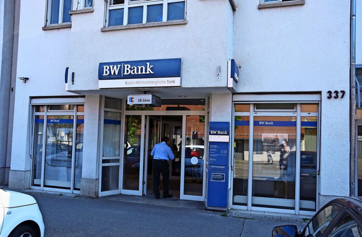 Bankdienstleistung in Wangen: Kunden stehen vor geschlossenen Türen