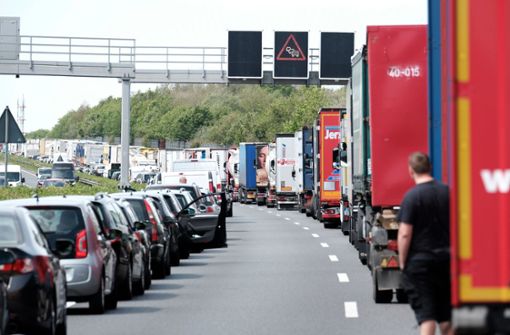 So vorbildlich wie hier klappt es mit der Rettungsgasse auf deutschen Autobahnen nur selten. Foto: dpa/Peter Steffen