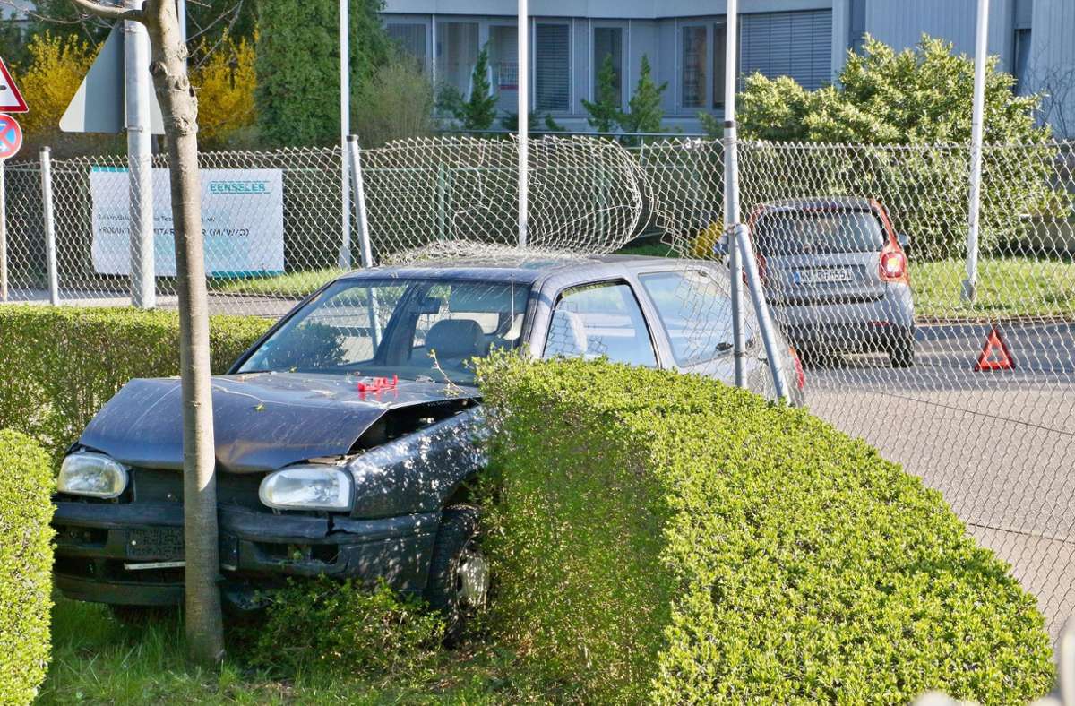Unfall in Kornwestheim: VW Golf landet im Maschendrahtzaun