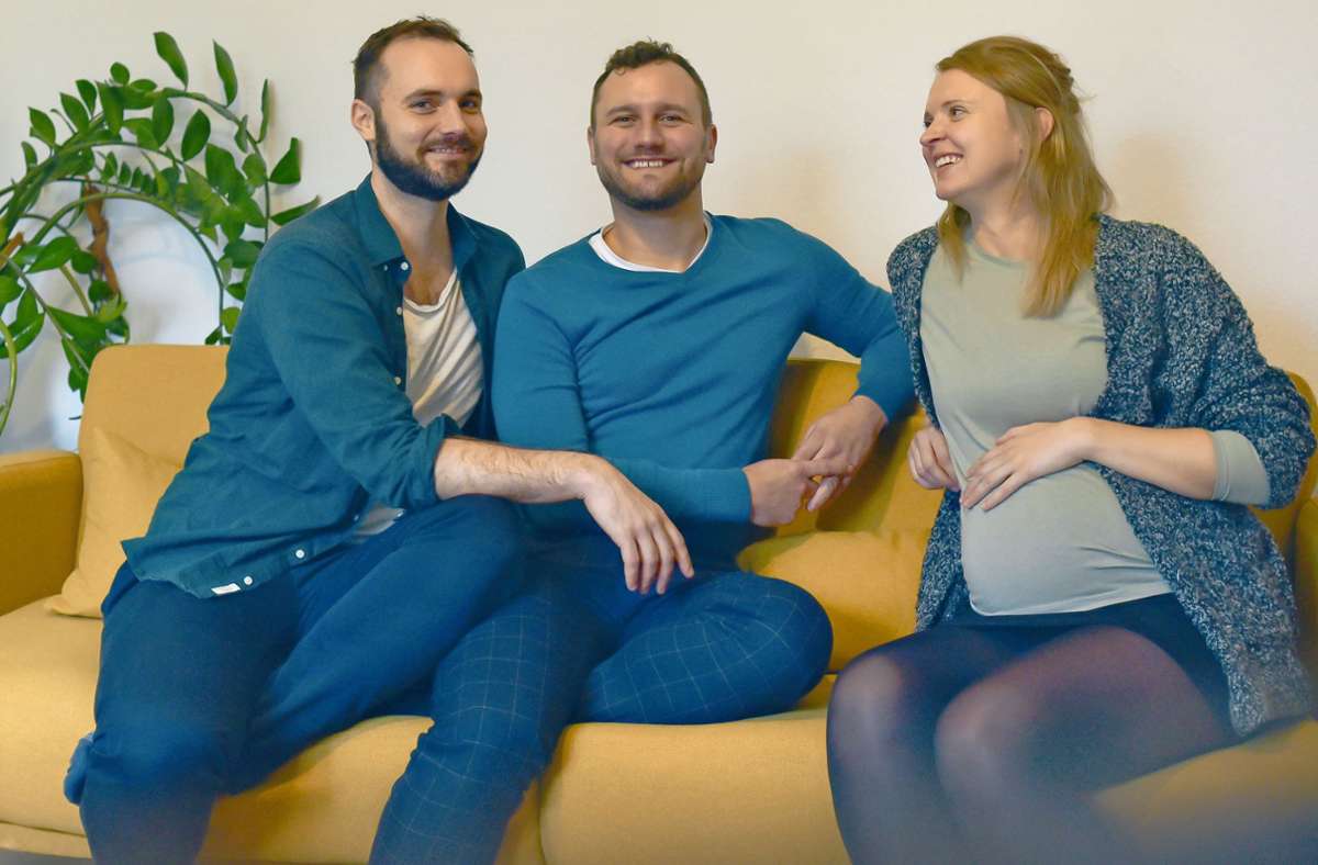 Sven (links), Felix und Christine werden zu dritt ein Kind großziehen. Foto: Lichtgut/Max Kovalenko