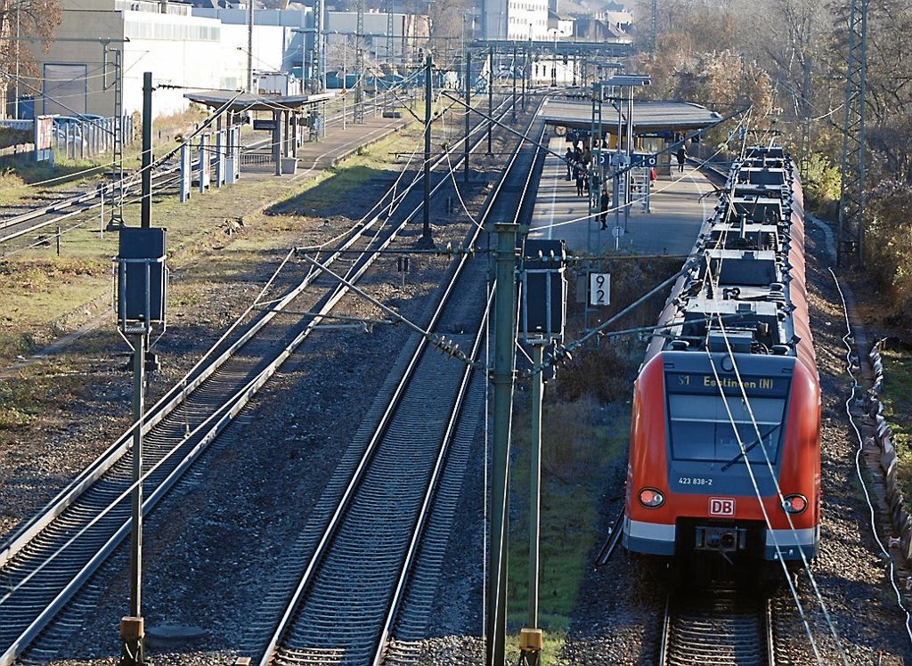 Auch im Bereich des Bahnhofs Obertürkheim sollen Gleise reserviert werden, um Züge abstellen zu können. Fotos: Kuhn