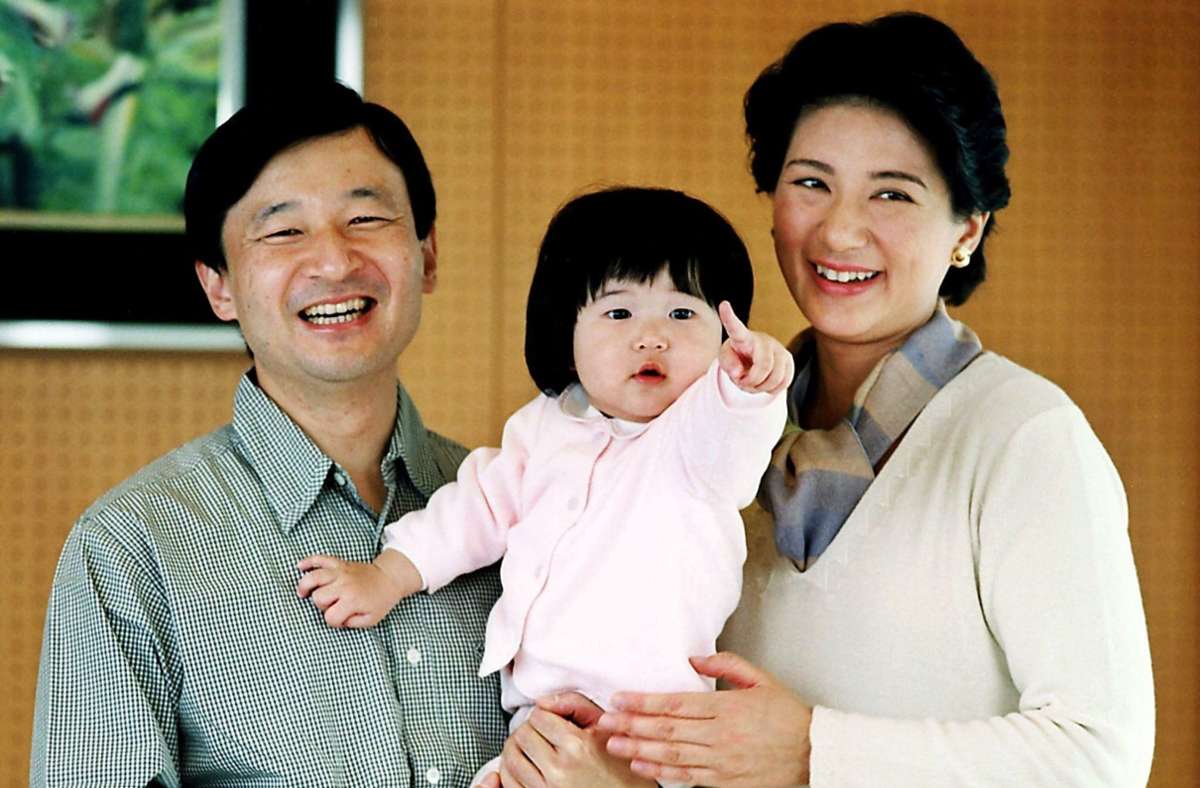 Naruhito und Masako von Japan posieren 2002 mit ihrer Tochter Prinzessin Aiko.