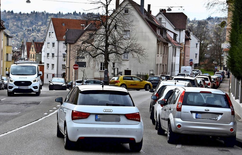 Unfallgefahr in Stuttgart-Untertürkheim: Gefährliches Straßeneck