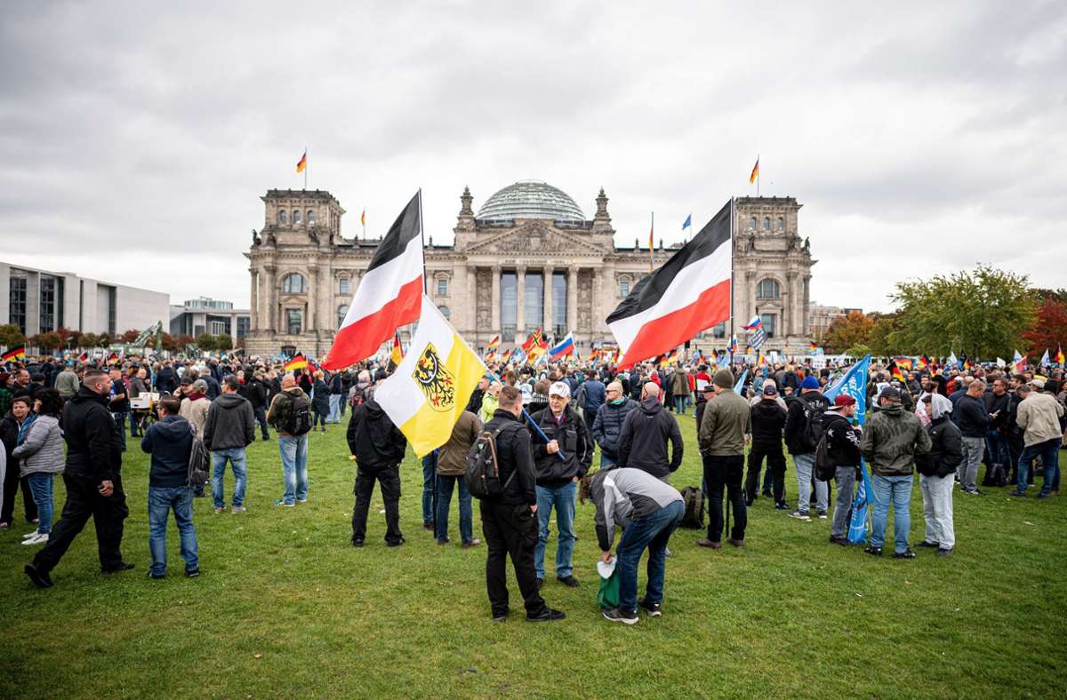 Demonstranten vor dem Reichstagsgebäude.