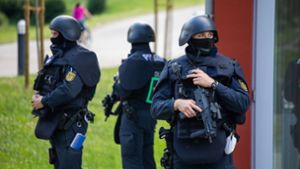 Suche nach bewaffnetem Yves R. geht weiter – Schussabgabe von Polizisten