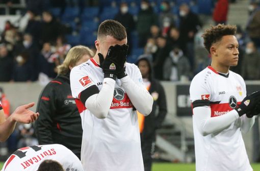 Hängende Köpfe bei den Spielern des VfB Stuttgart Foto: Pressefoto Baumann/Alexander Keppler