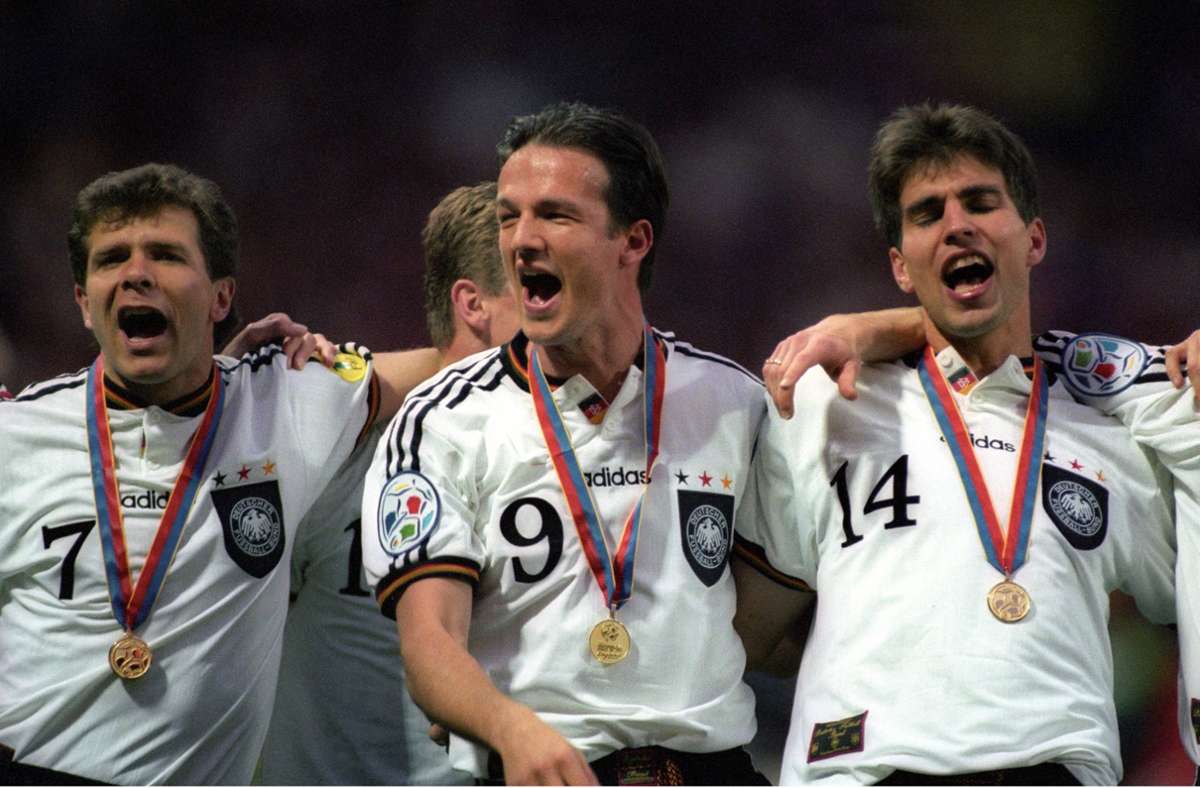 Fredi Bobic (Mi.) holte 1996 den EM-Titel mit dem deutschen Team.