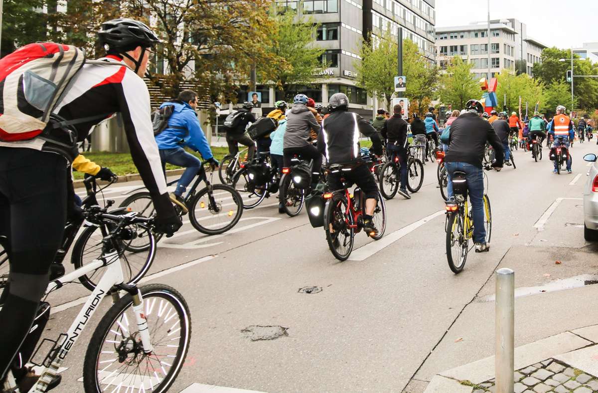 Bei der 20 Kilometer langen Kreisfahrt demonstrieren die Teilnehmer für ein besseres Radwegenetz in Stuttgart. Foto: Lichtgut Stuttgart/Lichtgut Stuttgart