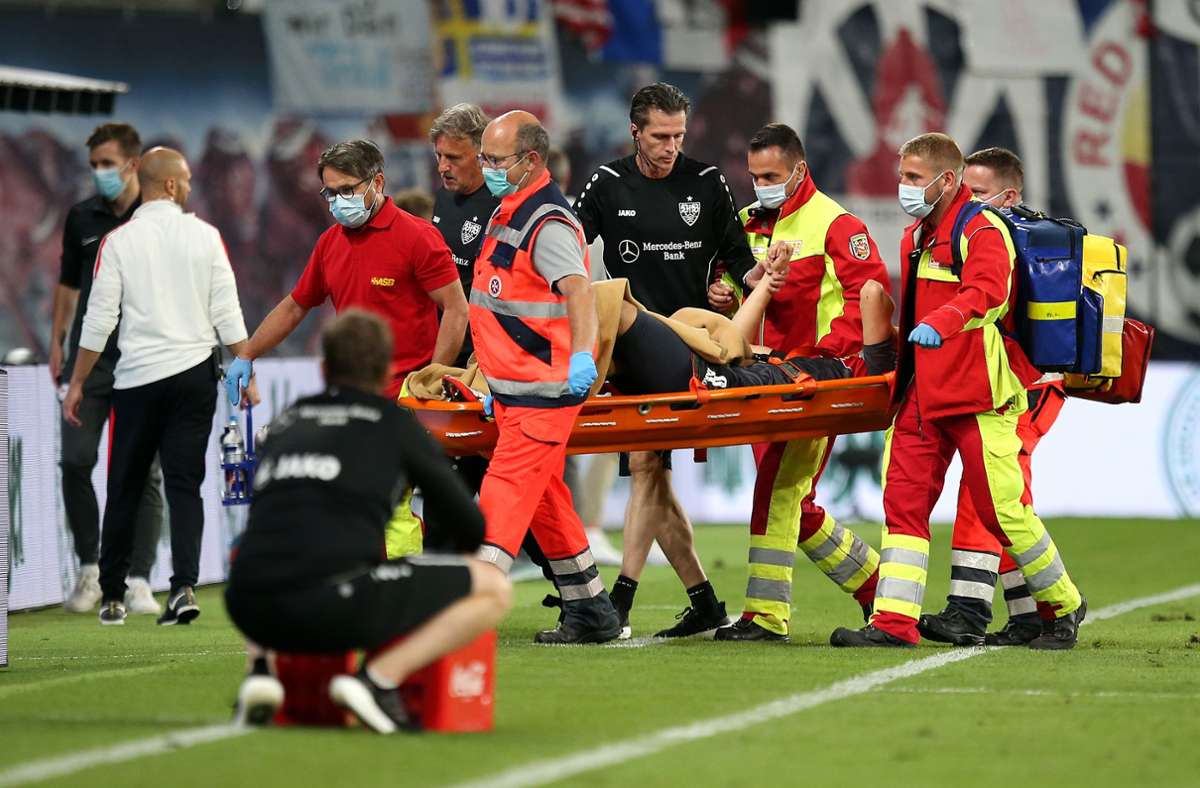 Der nächste Fall für die Sanitäter: VfB-Stürmer Sasa Kalajdzic verletzt sich in Leipzig an der Schulter.