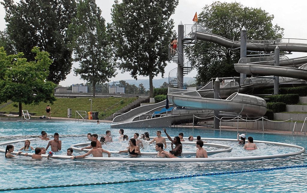 Damit die Bademeister sich auf die Gäste in den Schwimmbecken konzentrieren können, patrouilliert bei Hochbetrieb ein Sicherheitsdienst.