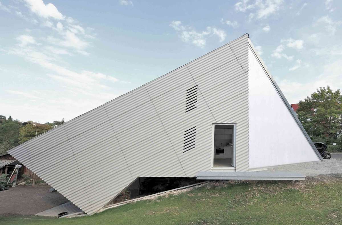 Sieht größer aus als es ist: auf nur 82 Quadratmetern konzentriert sich das Wohnglück in diesem preisgekrönten Einfamilienhaus in Esslingen. Der Architekt Thomas Sixt Finckh hat dieses Tiny House geplant.