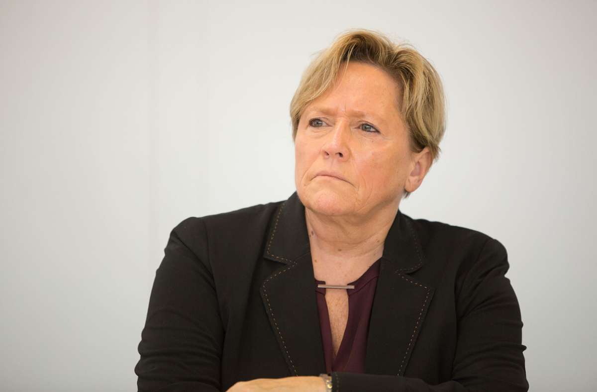Nach TV-Auftritt bei „hart aber fair“: Kultusministerin Susanne Eisenmann drückt die Schulbank