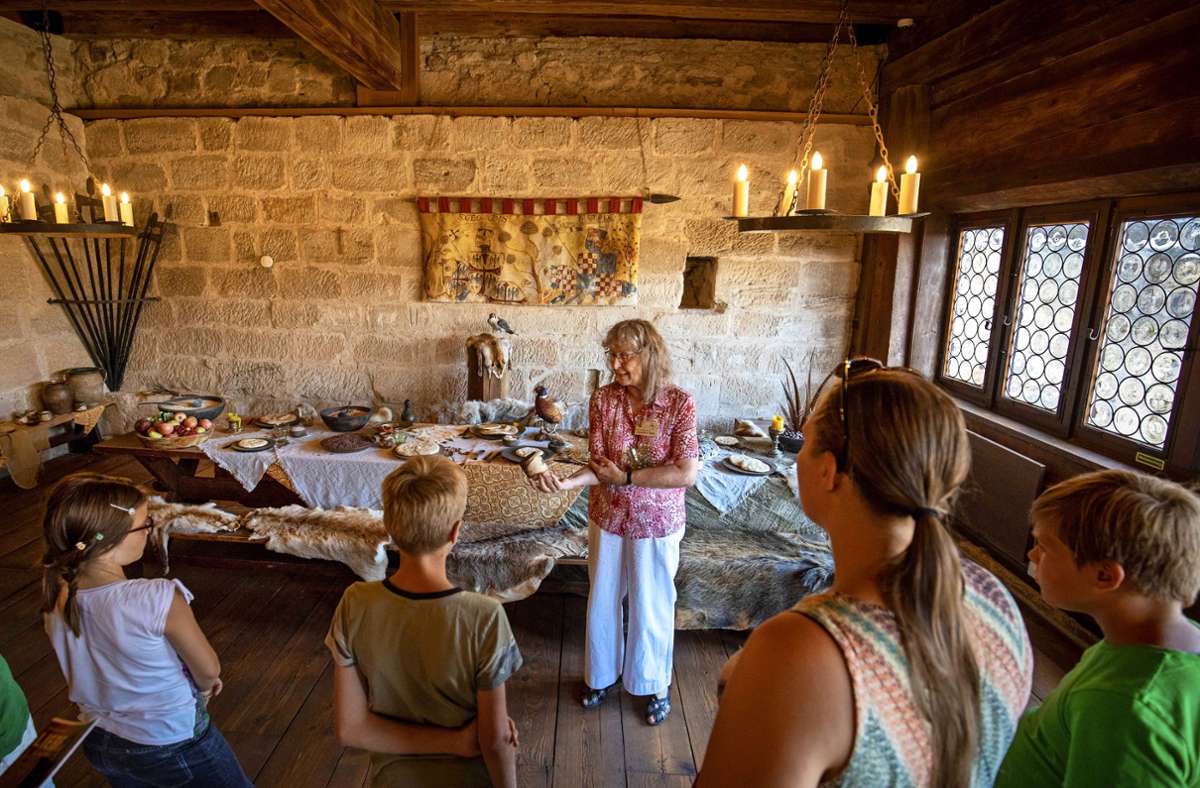 Anneliese Welz führt Besucher durch die Burg Wäscherschloss – und erzählt zum Beispiel, wie früher Feste gefeiert wurden.