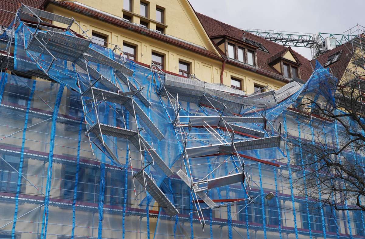 Baugerüst im Hallschlag  in Schieflage: Straße bleibt wegen Sturmfolgen vorerst gesperrt