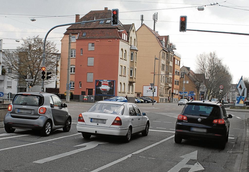 An der Kreuzung Ulmer-/Inselstraße sind zwei Radschutzstreifen geplant. Eine Linksabbiegespur würde entfallen. Fotos: Kuhn