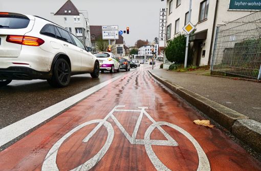 Künftig soll es in der Ludwigsburger Straße in Kornwestheim nicht bei nur einem Schutzstreifen für Radfahrer bleiben. Foto: Simon Granville