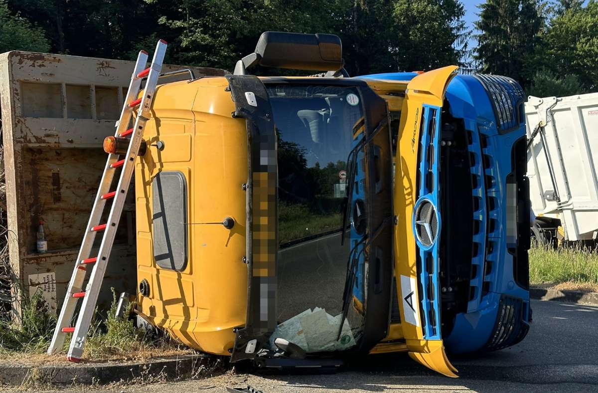 Unfall bei Aichwald: Umgekippter Lastwagen verursacht lange Sperrung am Weißen Stein