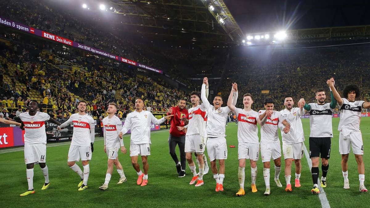 Jubelnde Stuttgarter Spieler vor den Fans im Dortmunder Stadion. In unserer Bildergalerie blicken wir auf die Partie zurück.