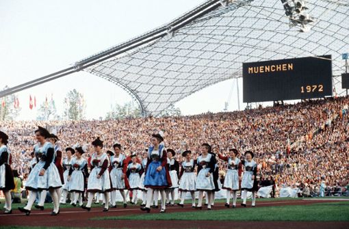 Bei der Eröffnungsfeier marschieren fesche Hostessen in bayrischer Landestracht ins Münchner Olympiastadion. Foto: imago/Sven Simon