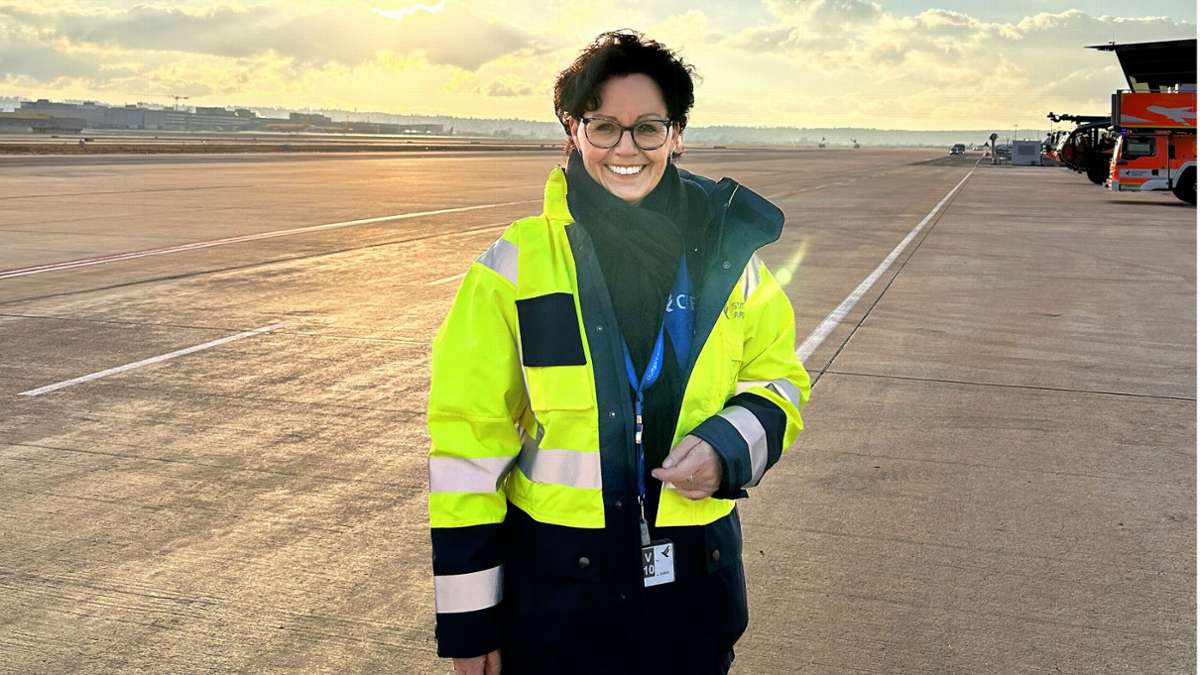 Stuttgarterin arbeitet als Flughafen-Guide: Kinder aus dem Haus –  mit fast 60 wagt sie den beruflichen Neuanfang