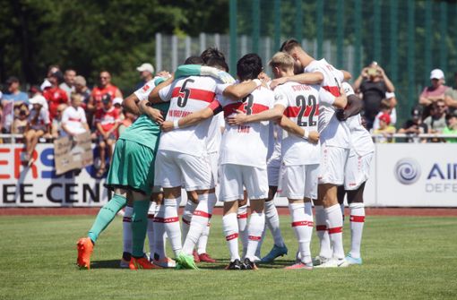 Die aktuellen VfB-Heimtrikots sind wie immer schlicht in weiß mit rotem Brustring gehalten. Foto: Pressefoto Baumann/Hansjürgen Britsch
