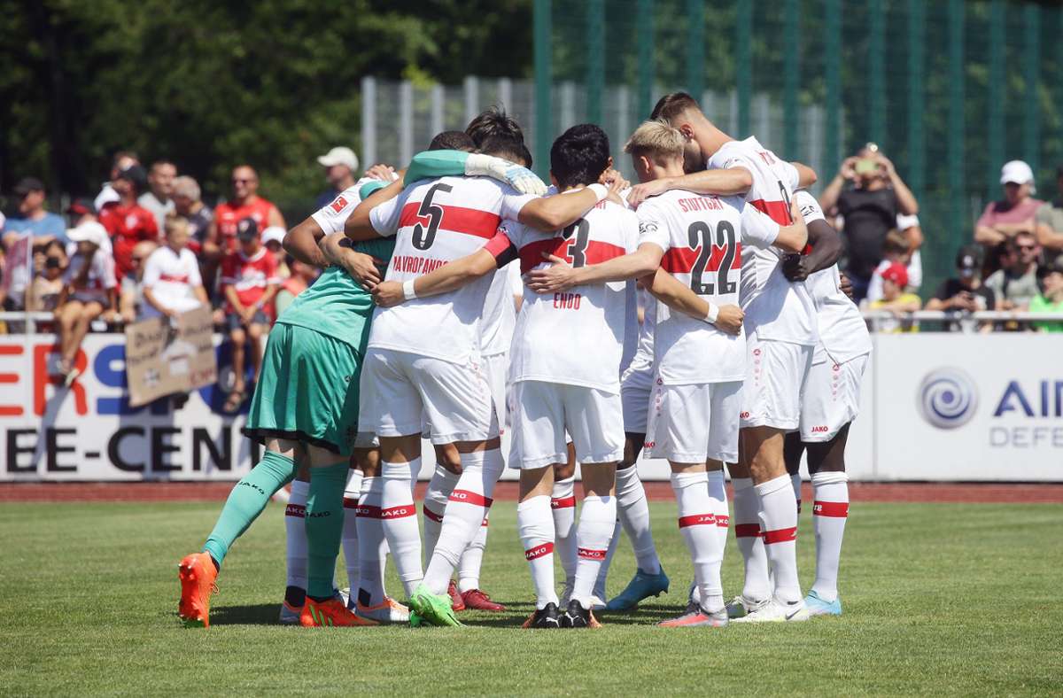 Die aktuellen VfB-Heimtrikots sind wie immer schlicht in weiß mit rotem Brustring gehalten.