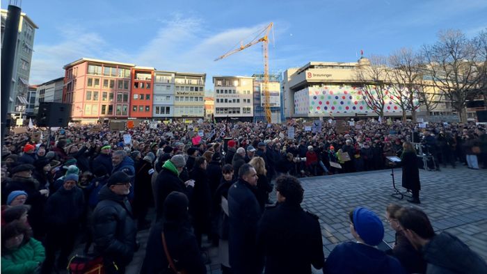 Tausende Demonstranten auf dem Stuttgarter Marktplatz