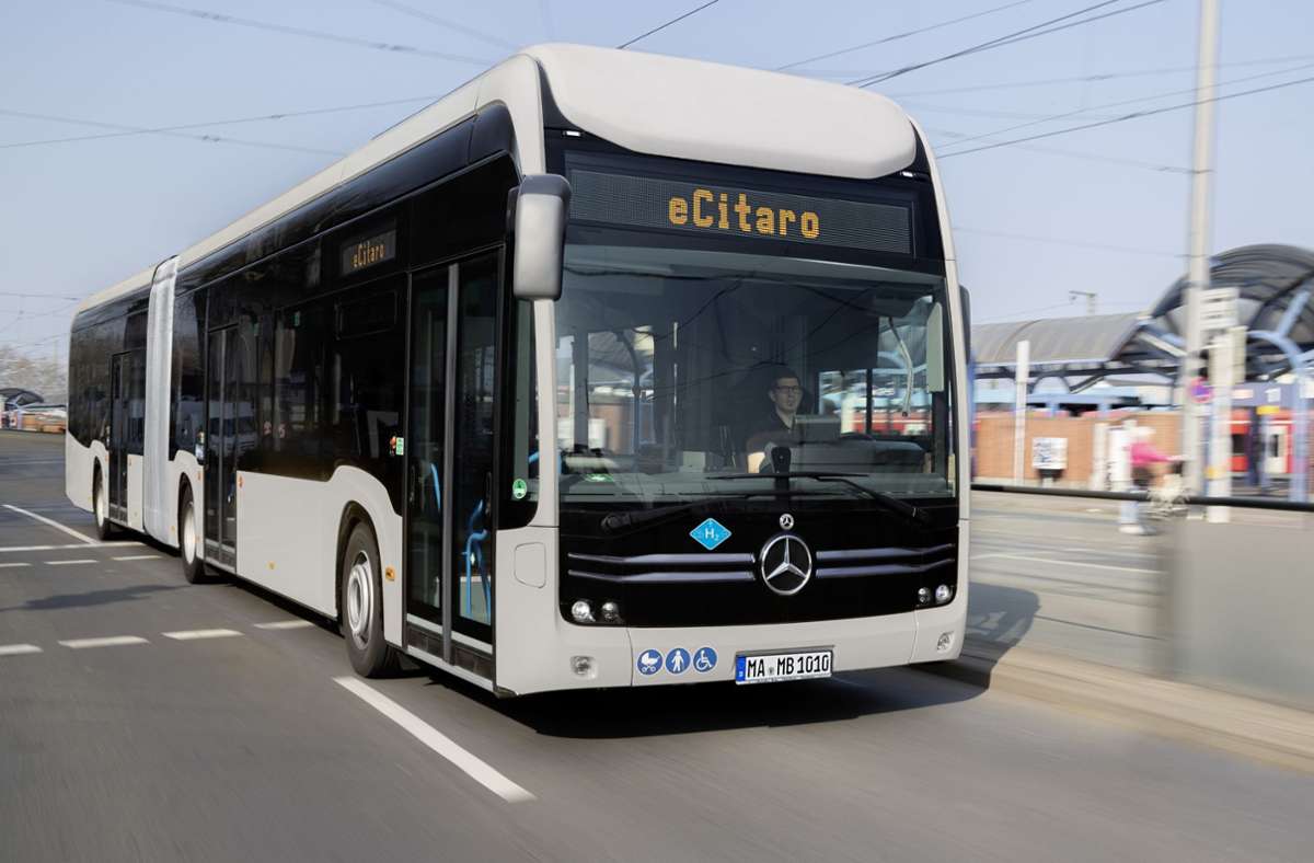 Daimler Truck hat seit mehreren Jahren elektrisch Busse für den Stadtverkehr im Angebot. Ob sie gekauft werden, darüber entscheidet auch, ob sie problemlos geladen werden können. Foto: Daimler AG/Daimler Truck Global Communicati