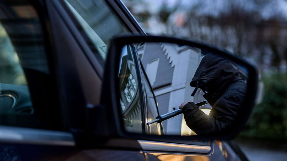 Autoaufbrecher in Nürtingen: Unbekannter bricht Fahrzeuge auf – Zeugen gesucht