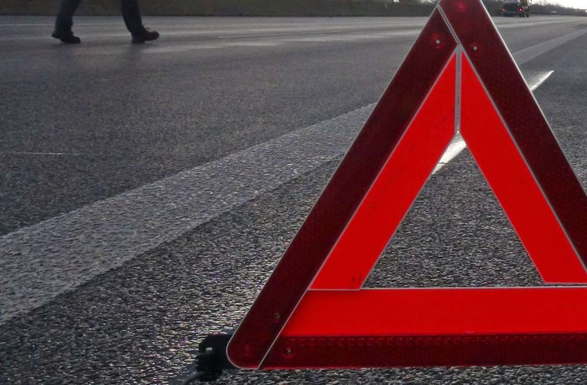 Unfall im Ostalbkreis: Zehn Fahrzeuge verunglücken auf glatter Bundesstraße