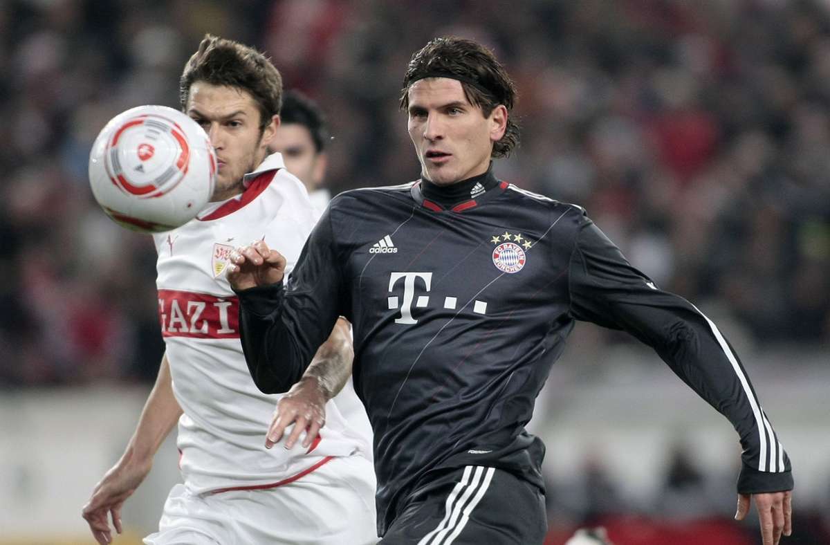 Im Dezember 2010 gastierte der FC Bayern um Ex-VfB-Stürmer Mario Gomez (rechts, gegen Matthieu Delpierre) gleich zweimal in Stuttgart. Wir lassen die torreichen Duelle Revue passieren.