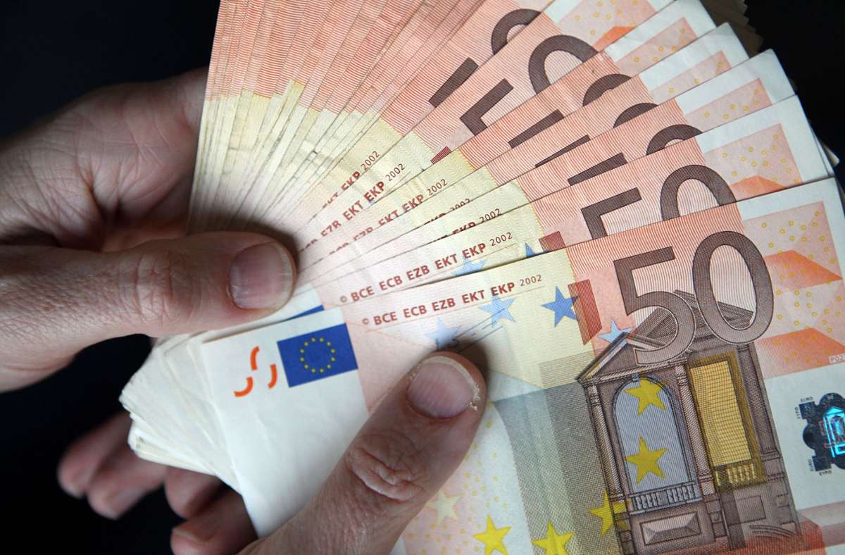 Geldtasche in Reutlinger Bus entdeckt: Ehrliche Finderin gibt Tausende Euro bei Busfahrer ab