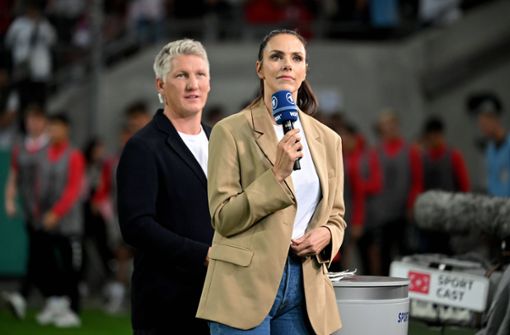 Esther Sedlaczek (re.) und Bastian Schweinsteiger melden sich für die ARD abends live aus Katar zum Spiel des Tages. Foto: imago/Ulrich Hufnagel