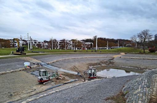 Rund zwei Wochen sollen die Arbeiten im Inselsee an der Stadtbahnhaltestelle Mineralbäder dauern. Foto: Steegmüller