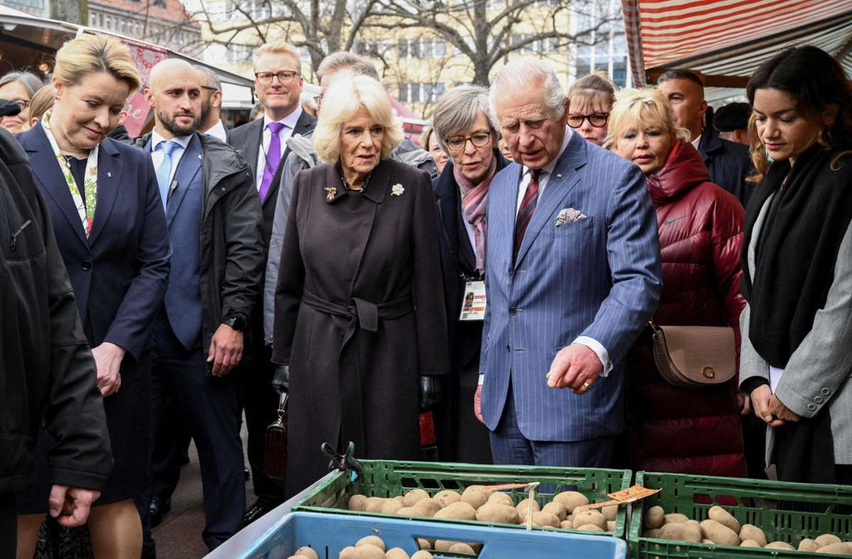Als passionierter Biolandwirt interessierte sich Charles auch für die Kartoffeln.