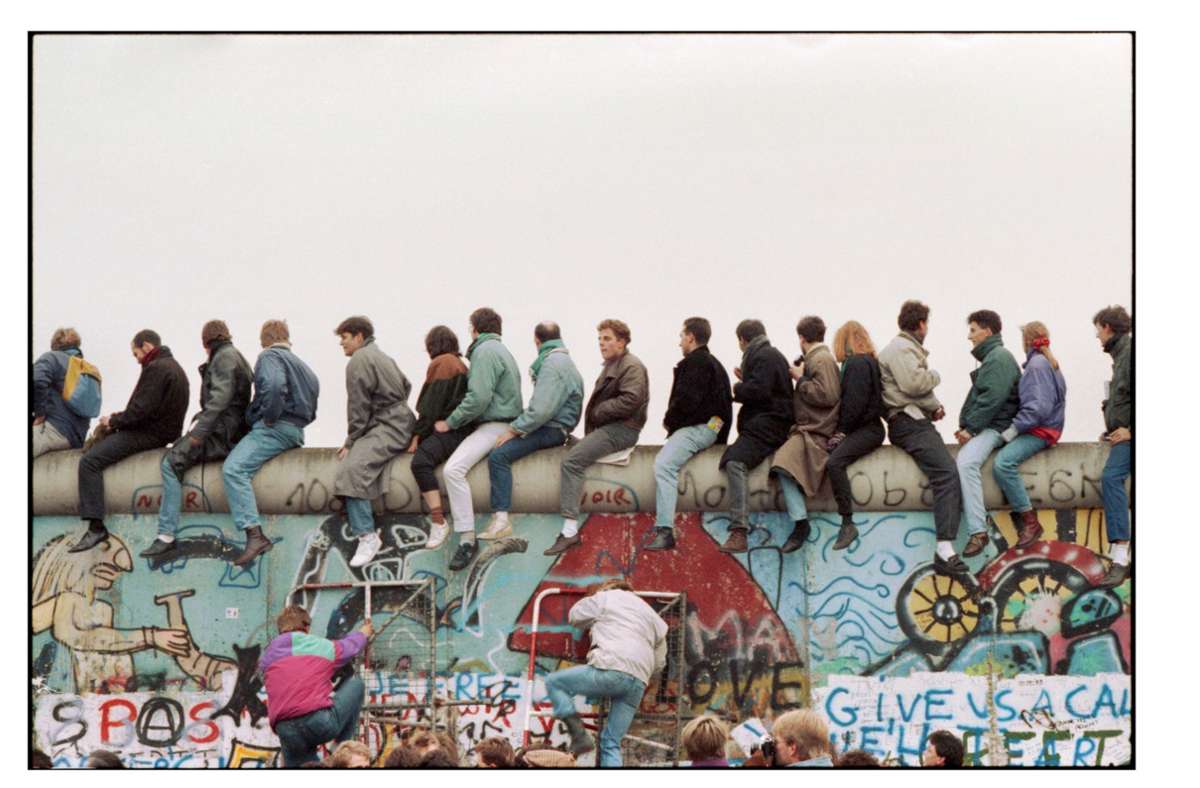 Mauerfall in Berlin, 12. November 1989: Deutsch-deutsches Design aus den vier Jahrzehnten davor erzählt mitreißende Geschichten, wie die aktuelle Ausstellung im Vitra Design Museum belegt. Wir zeigen die schönsten Objekte  in unserer Bildergalerie – vom Kultsessel bis zum Stapelgeschirr.