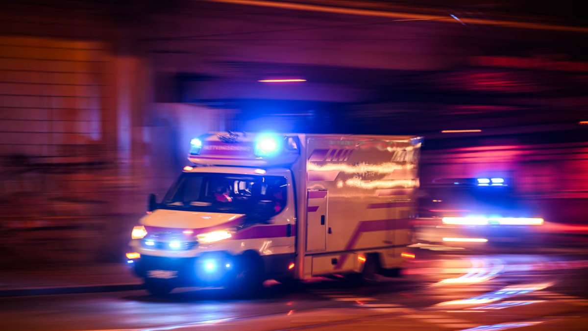 Bei Leingarten: Auto brennt nach Unfall mit Traktor komplett aus –  Zwei Verletzte